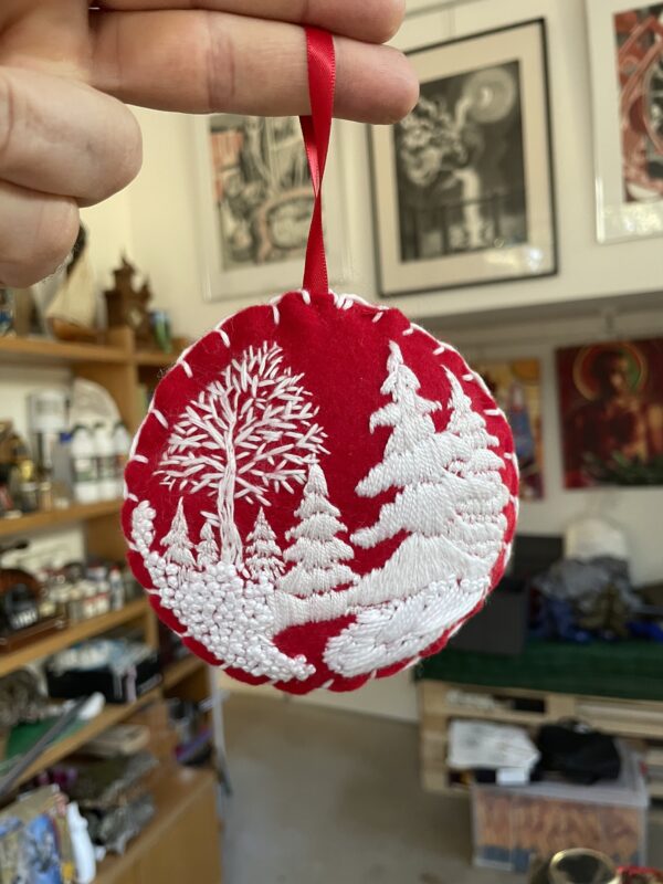 Décoration de Noël - Paysage hivernal sur fond rouge